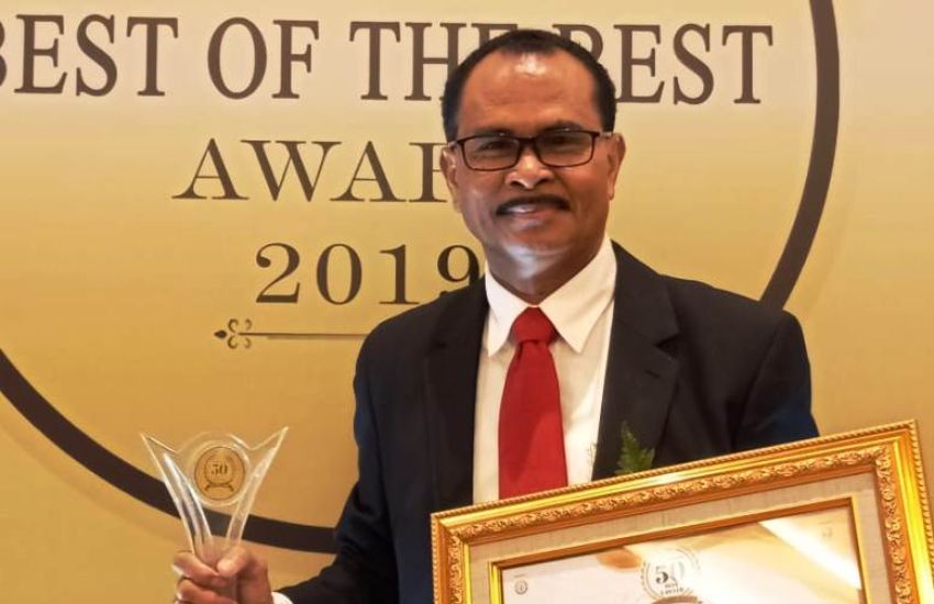 Anthon Raharusun penerima penghargaan pengacara terbaik 2019